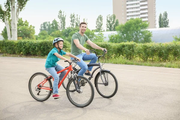 屋外で自転車に乗る幸せな父と息子 — ストック写真