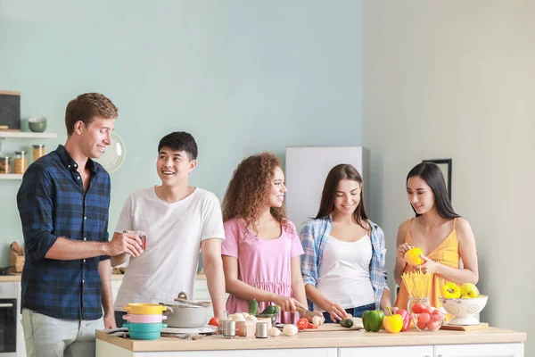 Glückliche Freunde kochen gemeinsam in der Küche — Stockfoto