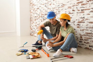 Yeni evlerinde onarım sırasında malzemeleri ile Mutlu çift