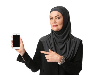 Beyaz arka planda cep telefonu ile Güzel olgun Müslüman kadın