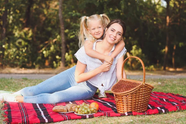 Mutlu anne ve kızı piknik açık havada