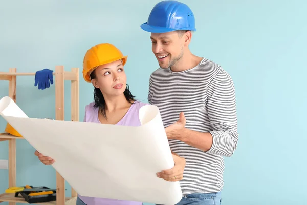 Pareja feliz planificación de diseño de su nueva casa — Foto de Stock