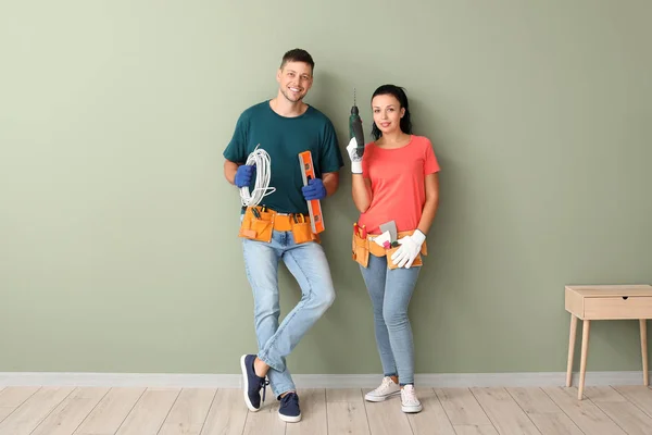 Szczęśliwa para podczas remontu w nowym domu — Zdjęcie stockowe