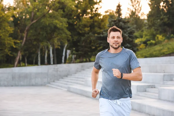 Hombre deportivo guapo corriendo al aire libre — Foto de Stock