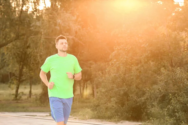 Bello sportivo uomo correre all'aperto — Foto Stock