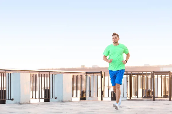 Bello sportivo uomo correre all'aperto — Foto Stock