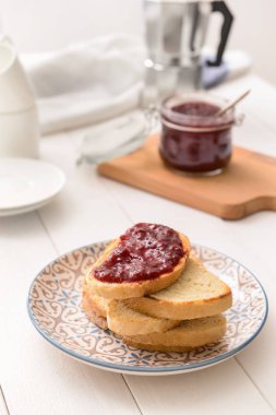 Beyaz masada tost ekmeği ve tatlı reçeli ile tabak
