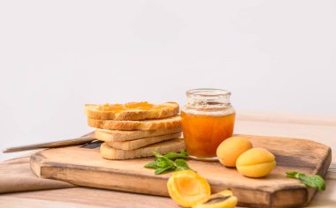 Tahta tahtada kayısı reçeli ile tost ekmeği