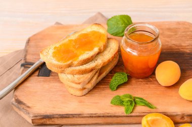 Tahta tahtada kayısı reçeli ile tost ekmeği