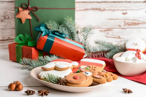 Talíř s chutnými vánočními koláčky na bílém dřevěném stole — Stock fotografie