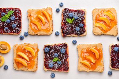 Gri arka planda lezzetli reçeller ile tost ekmeği
