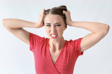 Genç kadın beyaz arka plan üzerinde baş ağrısı muzdarip