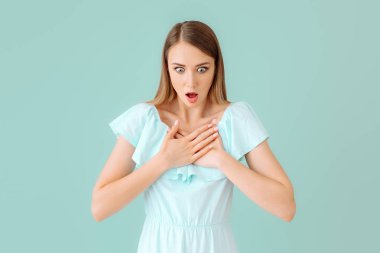 Renkli arka planda şok olmuş genç bir kadın