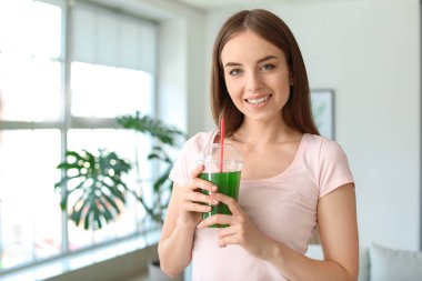 Evde sağlıklı sebze suyu ile genç kadın