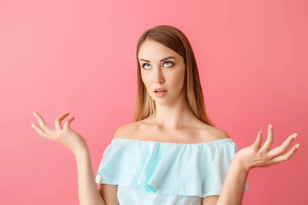 Mujer joven reflexiva sobre fondo de color —  Fotos de Stock