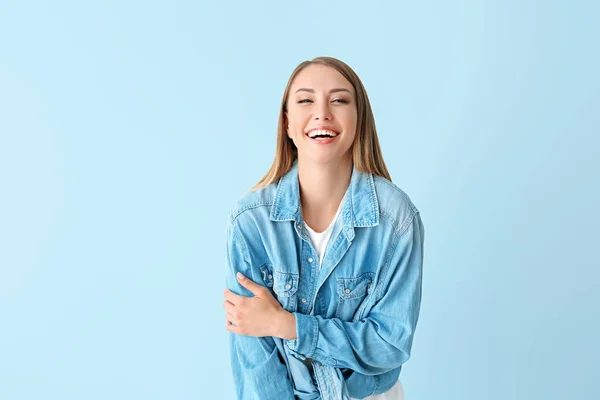 Šťastná mladá žena na barevném pozadí — Stock fotografie