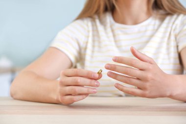 Evde nikah yüzüğünü çalan kadın. Boşanma kavramı