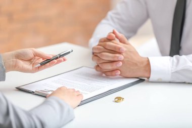 Ofiste çift ziyaret boşanma avukatı