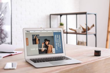 Laptop ile tablo moda blog sayfasını aç