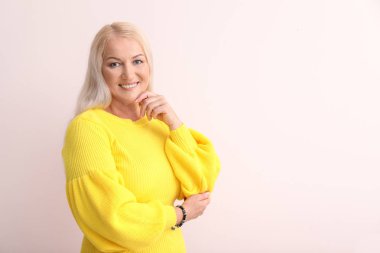 Hafif arka planda Mutlu olgun kadın