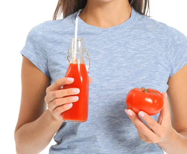Jonge vrouw met gezonde tomaten SAP op witte achtergrond — Stockfoto
