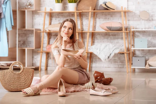 Mujer reflexiva elegir zapatos en el vestidor —  Fotos de Stock