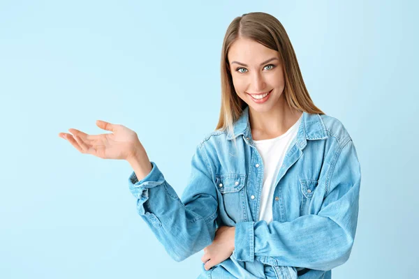 Glückliche junge Frau auf farbigem Hintergrund — Stockfoto