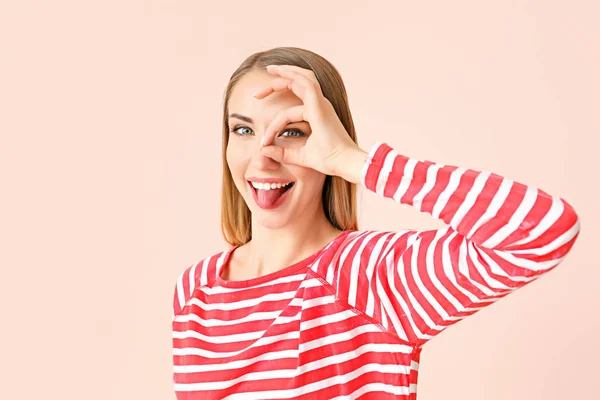 Mujer joven divertida sobre fondo de color —  Fotos de Stock