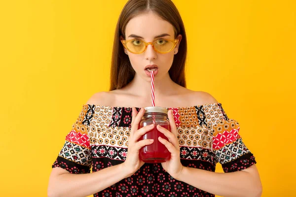 Genç kadın renk arka planda sağlıklı meyve suyu içme