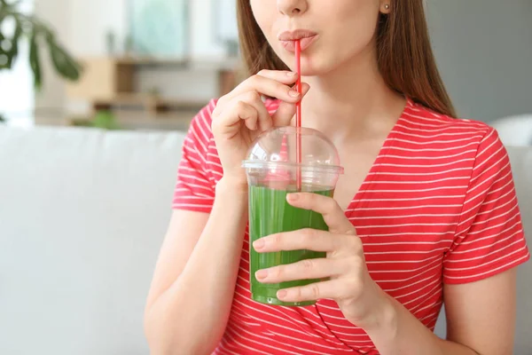 Young woman drinking healthy vegetable juice at home — Stock Photo, Image