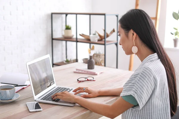 Asian beauty blogger with laptop at table — Stock Photo, Image