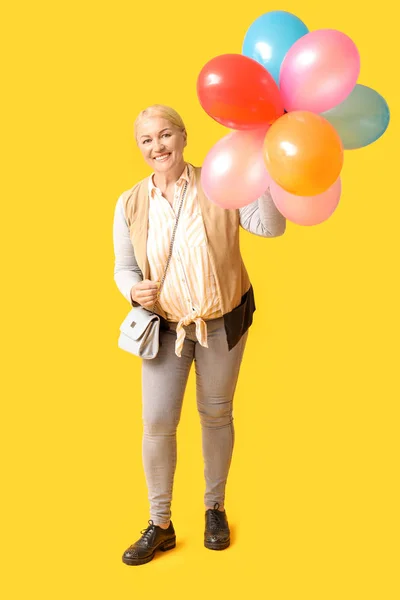 时尚成熟的女人与气球的颜色背景 — 图库照片