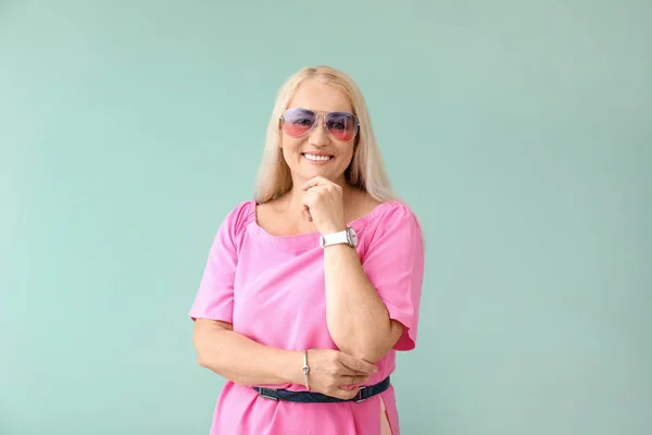 Mujer madura con estilo en el fondo de color — Foto de Stock