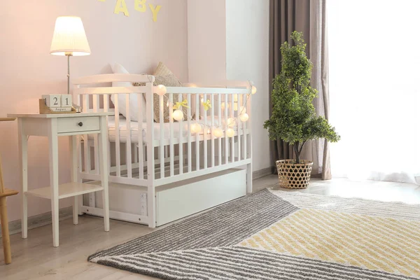 Çocuk odasının iç mekanlarında şık bebek yatağı