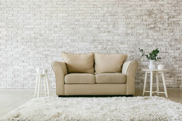 Sofa in een stijlvol interieur van de woonkamer — Stockfoto