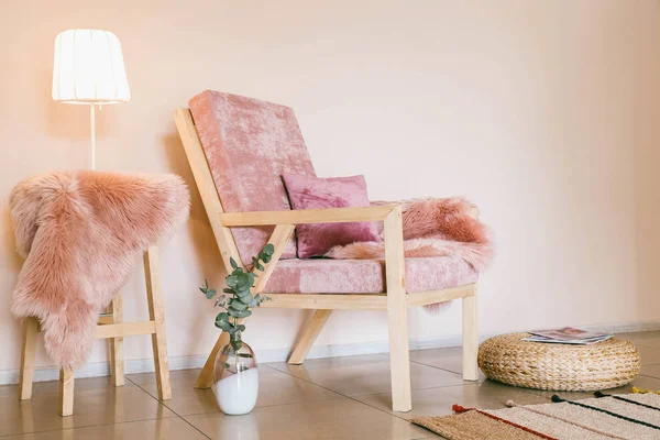 Fotel a nappaliban stílusos belső térrel — Stock Fotó