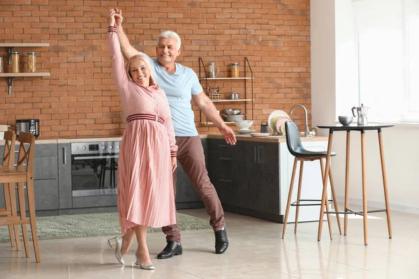 Feliz pareja madura bailando en casa —  Fotos de Stock