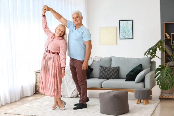 Feliz pareja madura bailando en casa —  Fotos de Stock