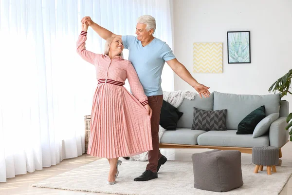 Feliz pareja madura bailando en casa —  Fotos de Stock