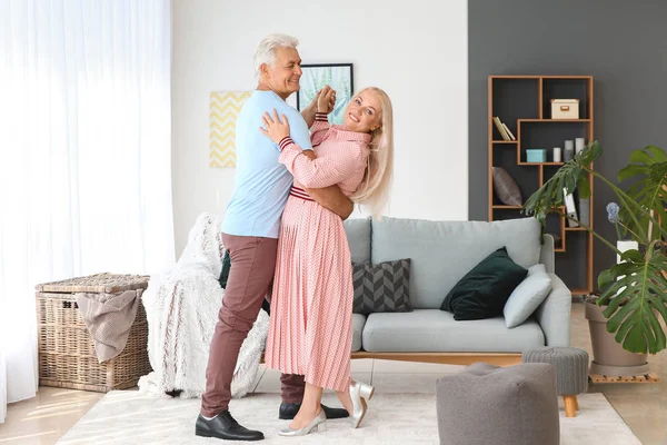 Feliz pareja madura bailando en casa —  Fotos de Stock