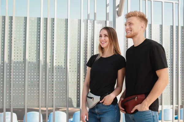 Hombre y mujer en camisetas elegantes al aire libre — Foto de Stock