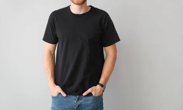 Man in stijlvol t-shirt op lichte achtergrond — Stockfoto
