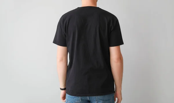 Homem em elegante t-shirt no fundo claro, visão traseira — Fotografia de Stock