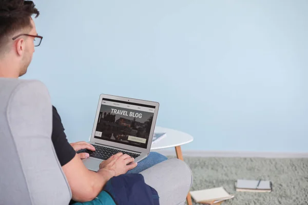 Male travel blogger with laptop at home — Stock Photo, Image