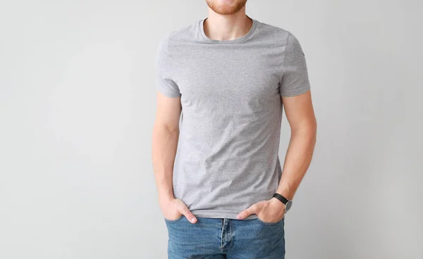 Homem em elegante t-shirt no fundo claro — Fotografia de Stock