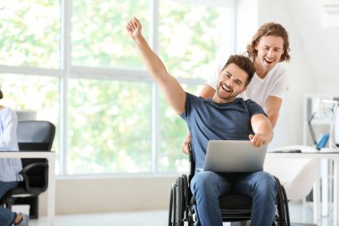 Ofiste eğlenen meslektaşı ile engelli genç adam