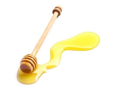 Dökülen bal ve beyaz arka plan üzerine dipper