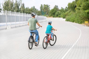 Mutlu baba ve oğul açık havada bisikletsürme