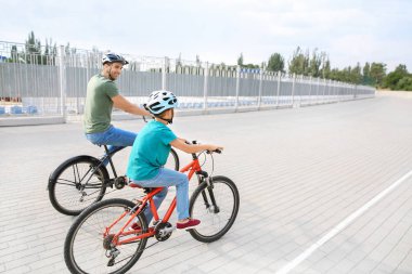 Mutlu baba ve oğul açık havada bisikletsürme