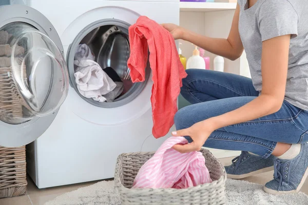 Bela jovem mulher fazendo lavanderia em casa — Fotografia de Stock